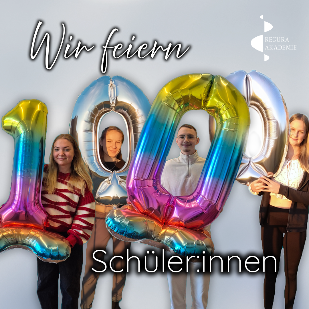 Vier Schülerinnen und Schüler halten Luftballons hoch, welche die Zahl 1000 darstellen