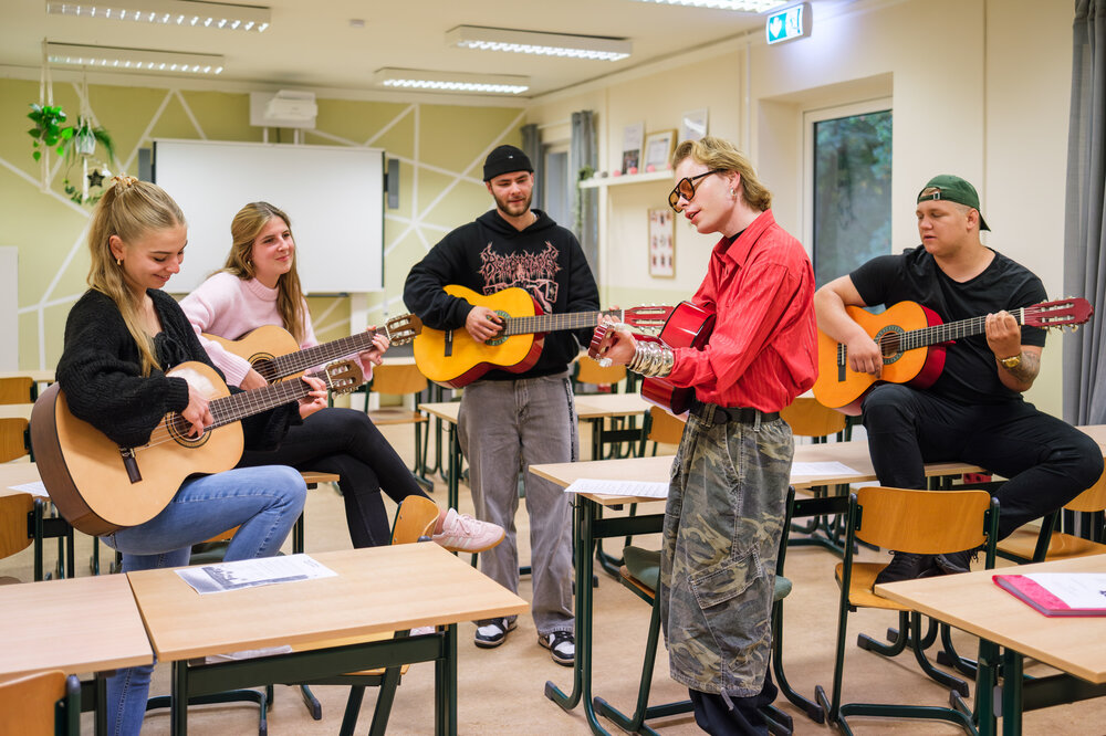 Erzieher lernen Gitarre spielen