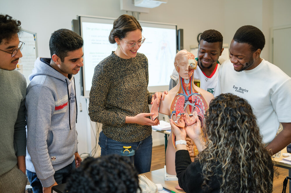 Recura Akademie Beelitz Ausbildung zum:zur Gesundheits- und Krankenpflegehelfer:in