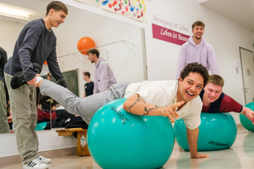 Übungen mit dem Pezzi Ball in der Physiotherapieausbildung in Potsdam - Recura Akademie Brandenburg/Akademie für Sozial- und Gesundheitsberufe