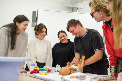 Pflegeschüler:innen inSchüler:innen im Unterricht in den sozialen Berufen - Recura Akademie Brandenburg/Akademie für Sozial- und Gesundheitsberufe