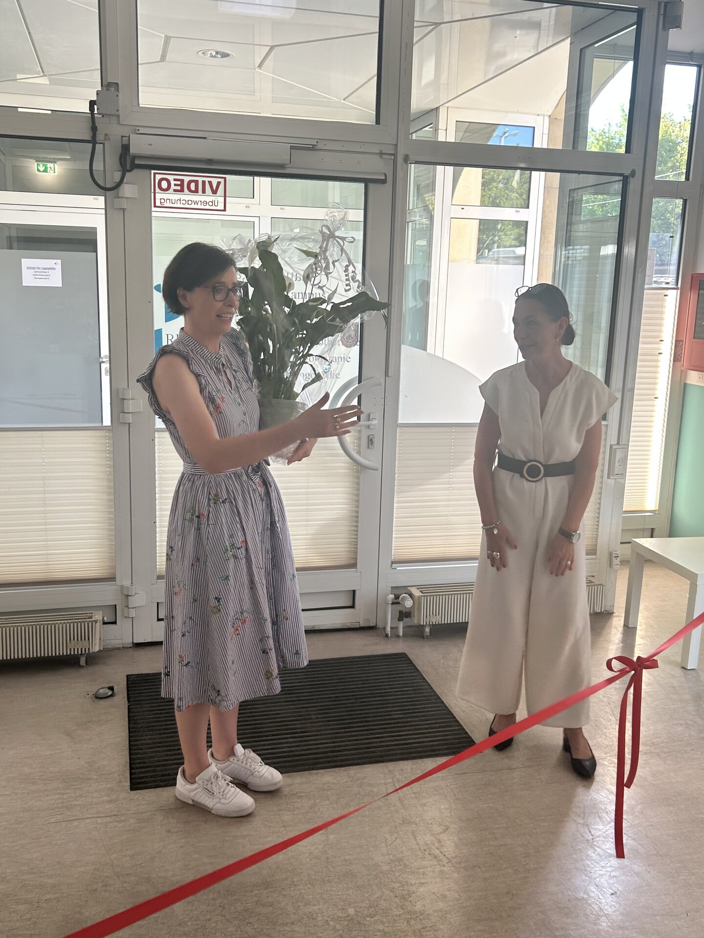 Bärbel Mehmel (li) und Beatrix Buttenberg bei der Eröffnung