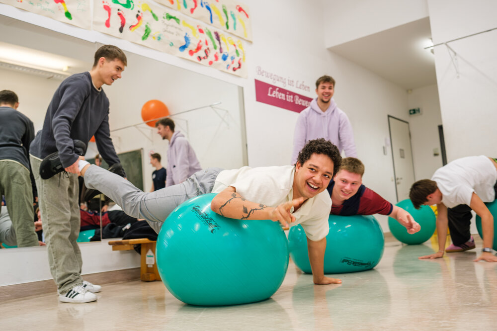Schüler:innen üben mit dem Pezziball