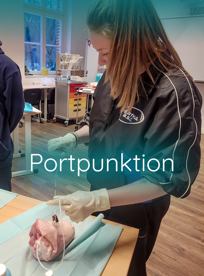 Eine Auszubildende übt die Portpunktion