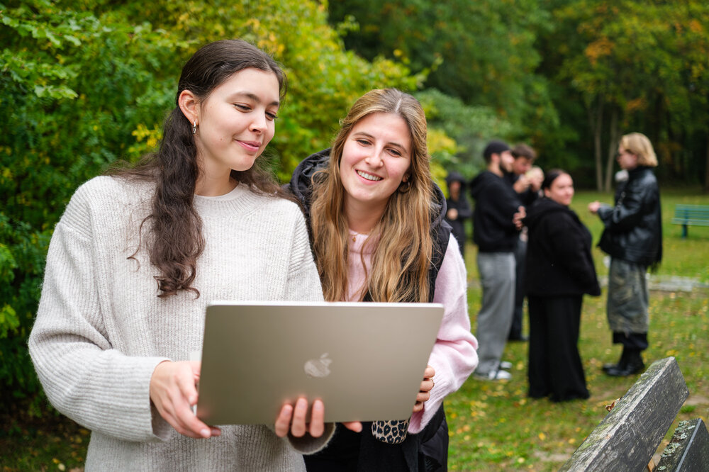 Schüler mit Laptops