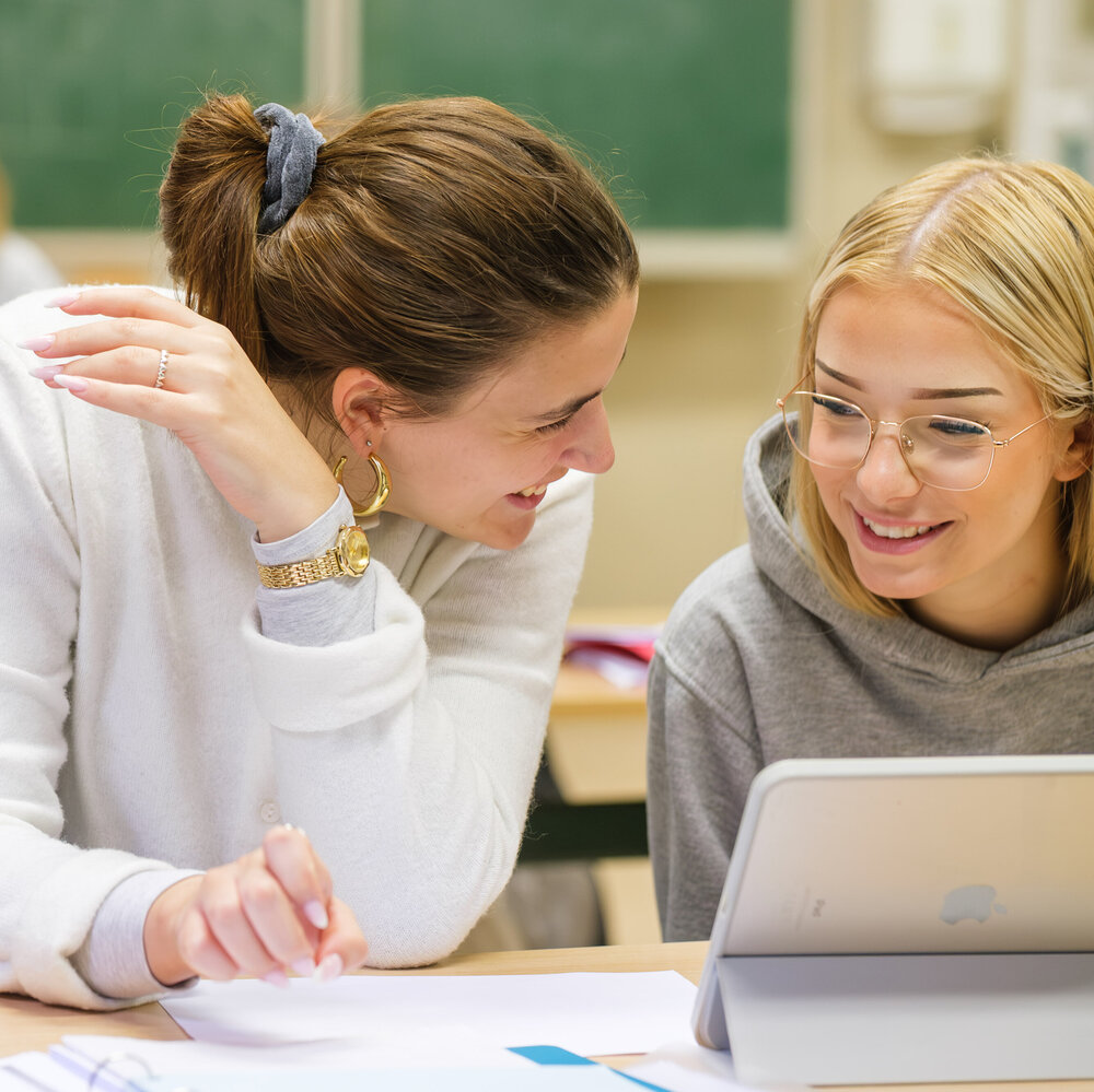 Schüler:innen der sozialen Berufe im Unterricht an der Akademie für Sozial- und Gesundheitsberufe (Recura Akademie Brandenburg) in Beelitz-Heilstätten